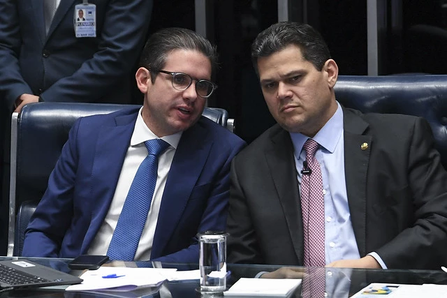 Cúpula do Congresso pode votar redução de pena a Bolsonaro