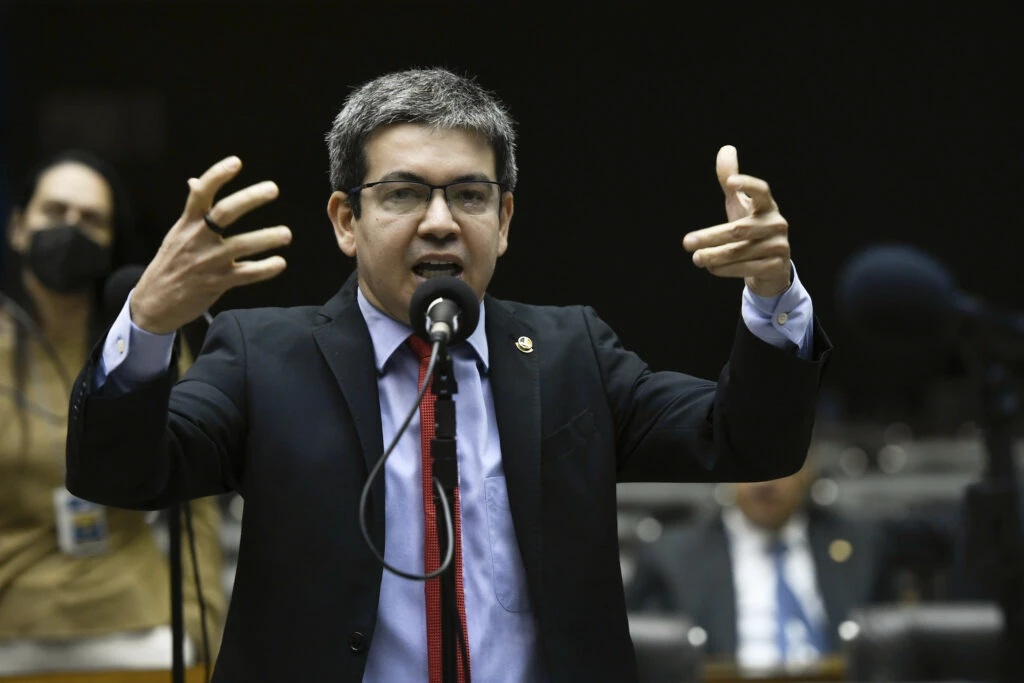 Randolfe diz que não irá ao STF para manter sigilos de Lulinha