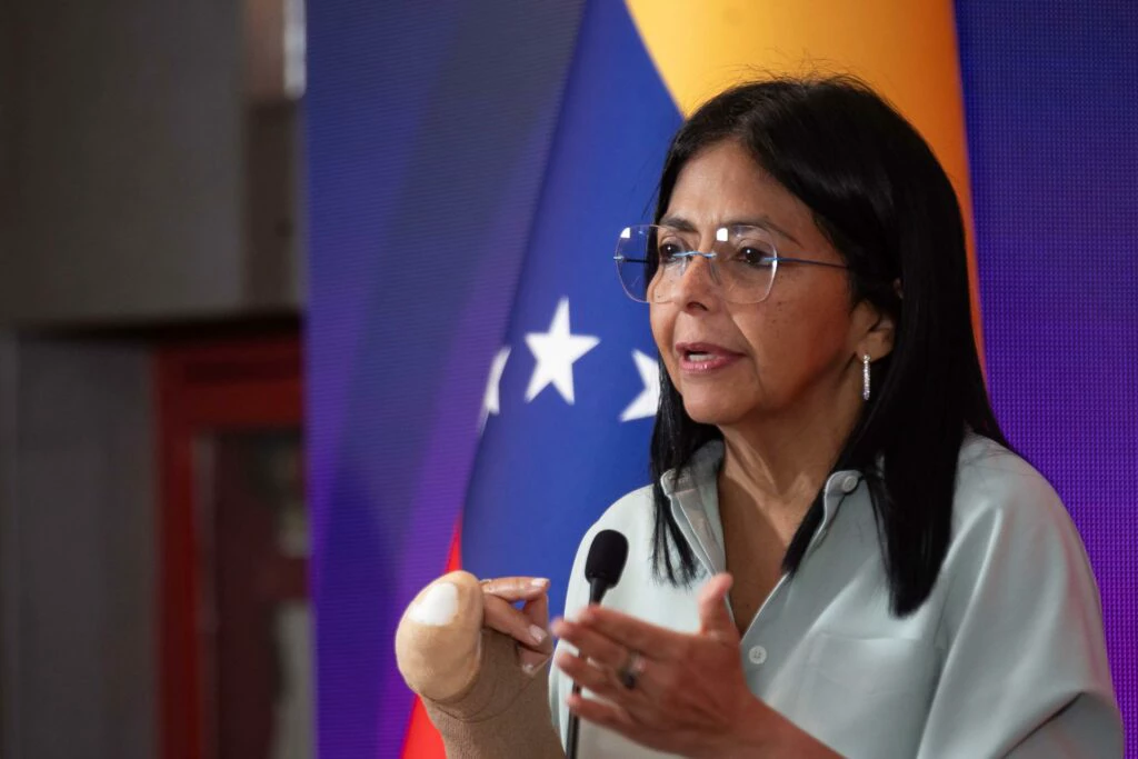 Presidente interina da Venezuela demite ministro ligado a Maduro