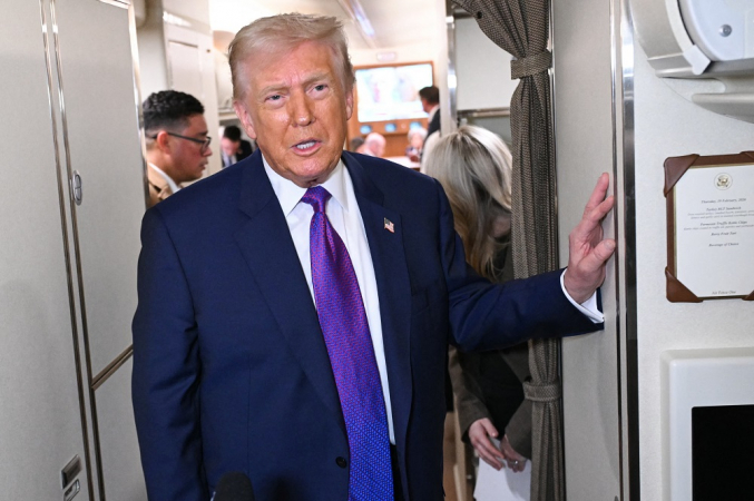 Trump anuncia agentes do ICE em aeroportos a partir desta segunda