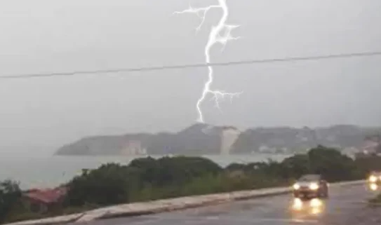 RN tem quase 2 mil raios em 24h; cidades do interior registram casas atingidas