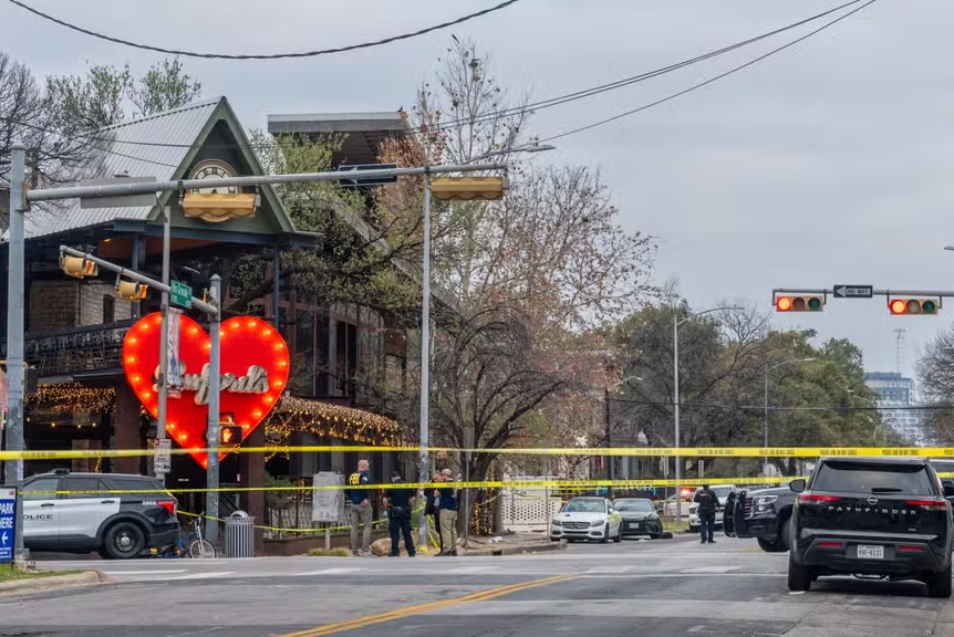 Ataque a tiros no Texas deixa pelo menos três mortos em potencial ‘ato de terrorismo’, diz FBI; atirador usava camisa com bandeira do Irã