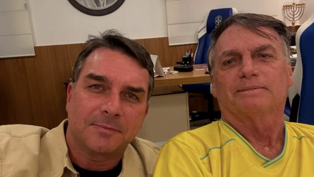 Flávio é incluído na defesa de Bolsonaro e passa a ter acesso a autos da trama golpista