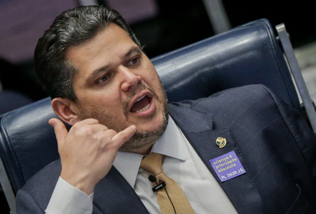 Alcolumbre afirma que não deve demorar para decidir sobre quebra de sigilo de Lulinha