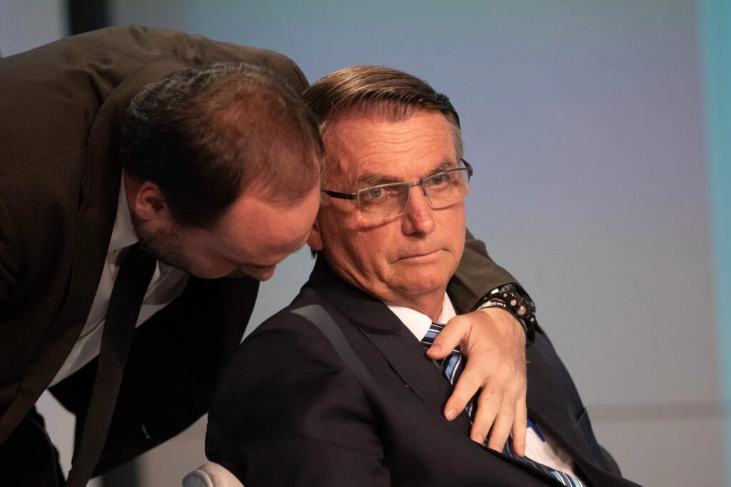 Carlos Bolsonaro diz que pai está inchado e irritado na UTI