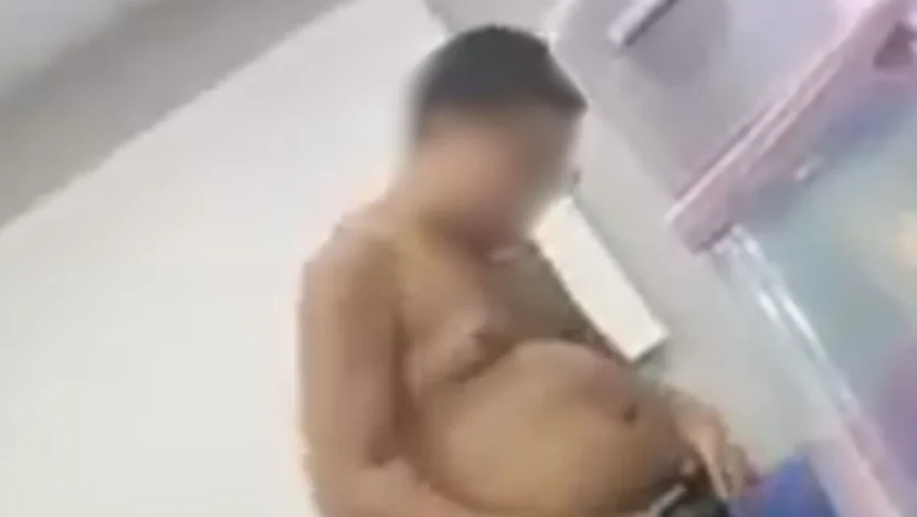 Aluno tira roupa durante aula em universidade e é afastado após intervenção