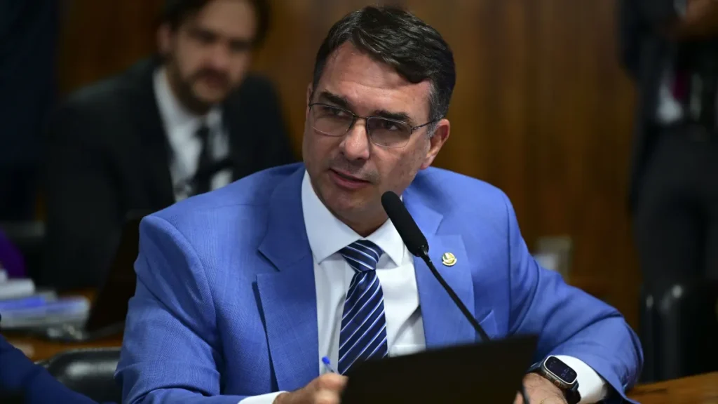 Flávio cogita adiar plano de governo e aguarda “match” com superministro