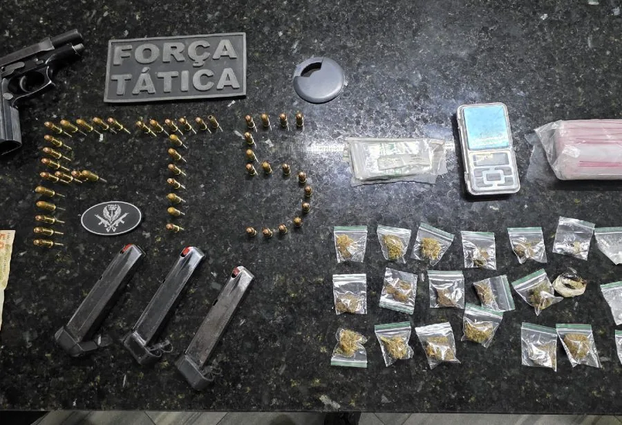 Suspeito é baleado e tem arma e drogas apreendidas após confronto com a PM