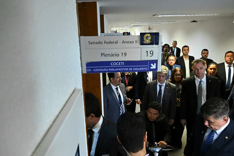 Sala-cofre da CPMI é marcada por desorganização e longas buscas em dados de Vorcaro