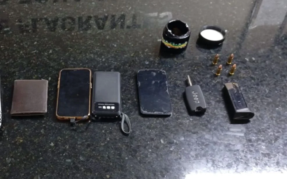 Polícia prende dois indivíduos após confronto armado e perseguição na Vila de Ponta Negra