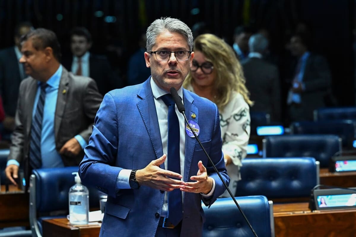 Esposa de Moraes processa relator da CPI do Crime