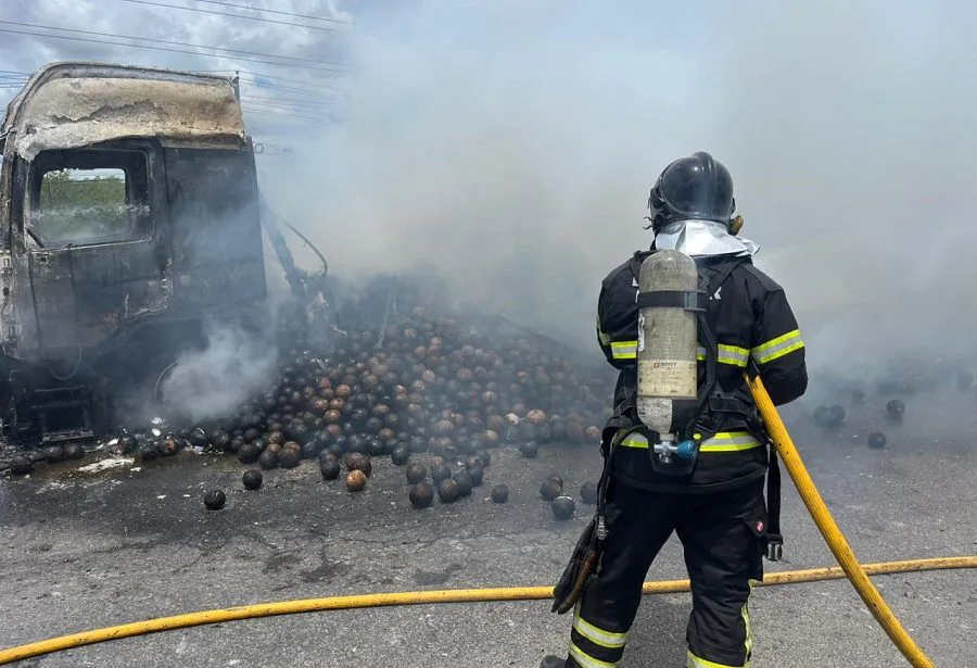 Carreta pega fogo na BR-101, na Grande Natal; bombeiros atenderam ocorrência