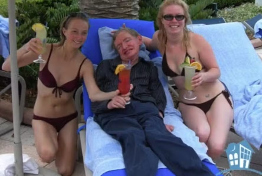 Identificadas as mulheres de biquíni que aparecem ao lado de Hawking em foto dos arquivos Epstein
