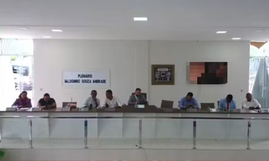 Vídeo pornô é exibido no telão da Câmara Municipal durante sessão