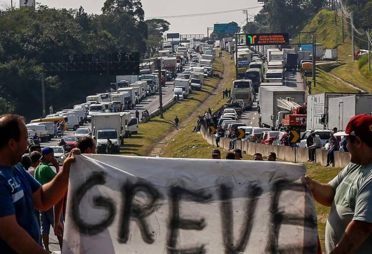 Sob pressão, governo anuncia hoje medidas para deter greve de caminhoneiros