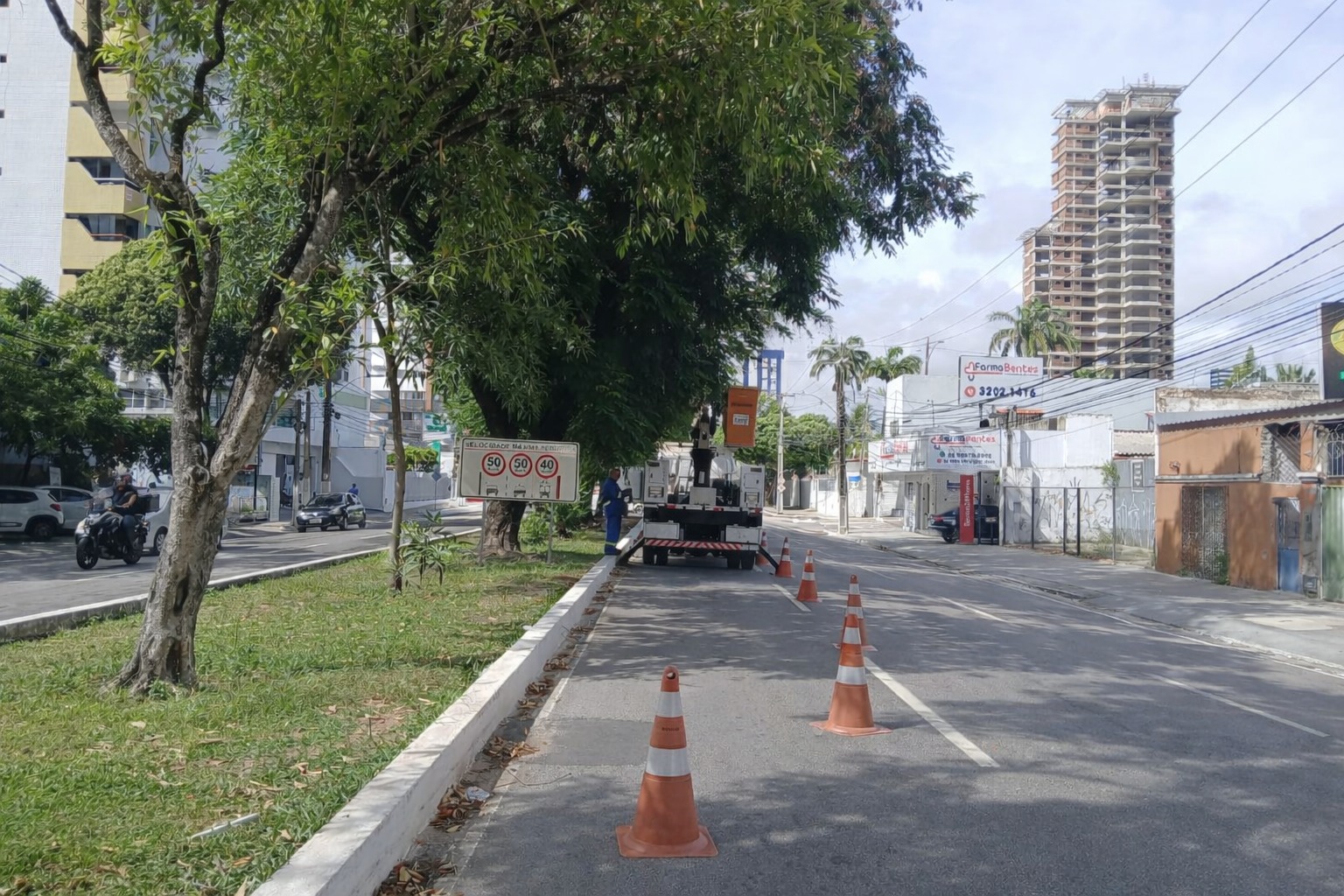 Operação da Semsur amplia visibilidade de semáforos e chega à Hermes da Fonseca