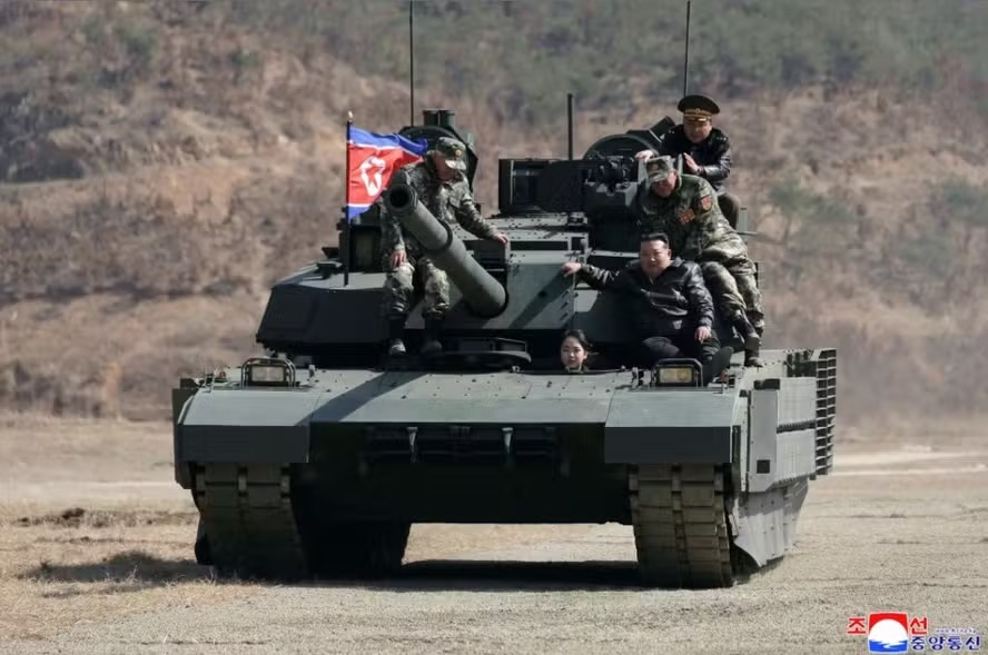 Adolescente apontada como possível sucessora de Kim Jong-un é vista dirigindo tanque de guerra
