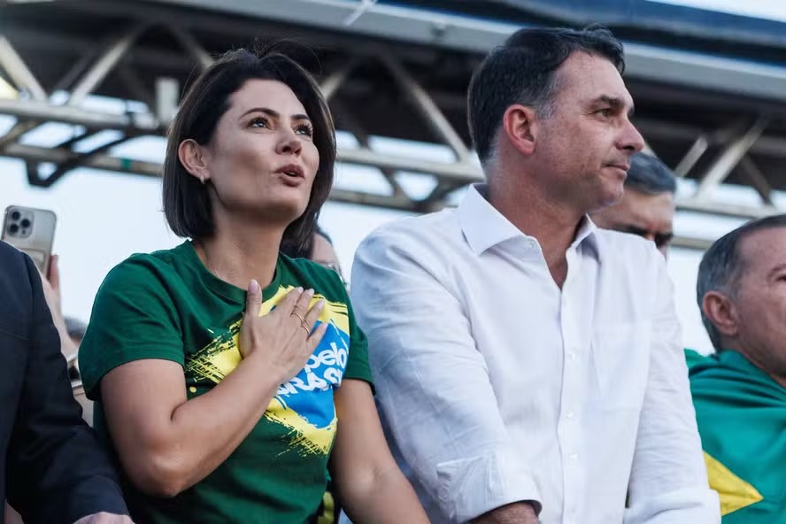 Flávio Bolsonaro afirma que Michelle é pré-candidata ao Senado pelo DF