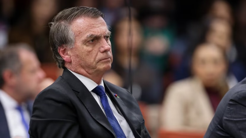 Moraes concede prisão domiciliar a Bolsonaro após internação por pneumonia