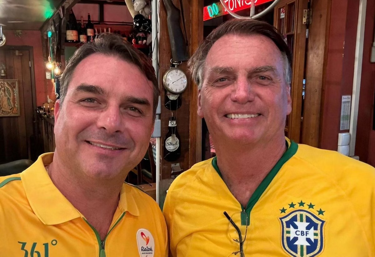 Flávio entra em lista de advogados de Bolsonaro em domiciliar e abre brecha para ampliar visitas