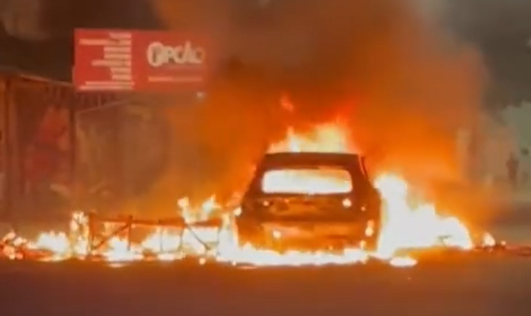 Ônibus e carros são incendiados em Ponta Negra após confronto de criminosos com PM
