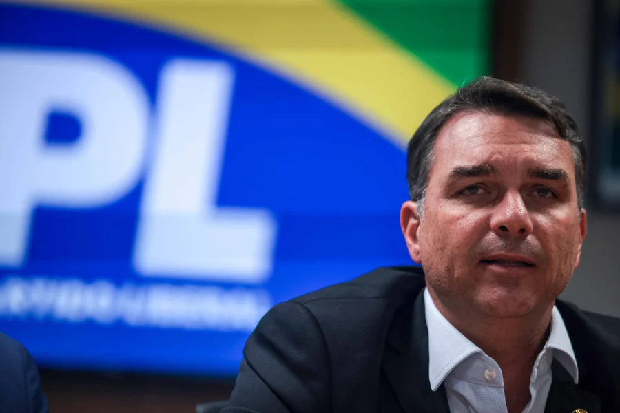 PT aciona TSE contra Flávio, Carlos e PL por associarem Lula ao PCC