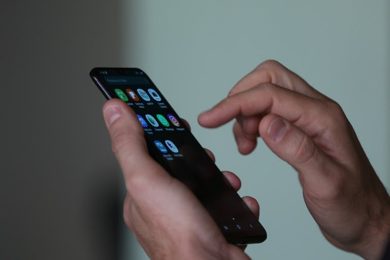Mais de 90% dos estudantes potiguares acima dos 13 anos têm celular, mostra IBGE