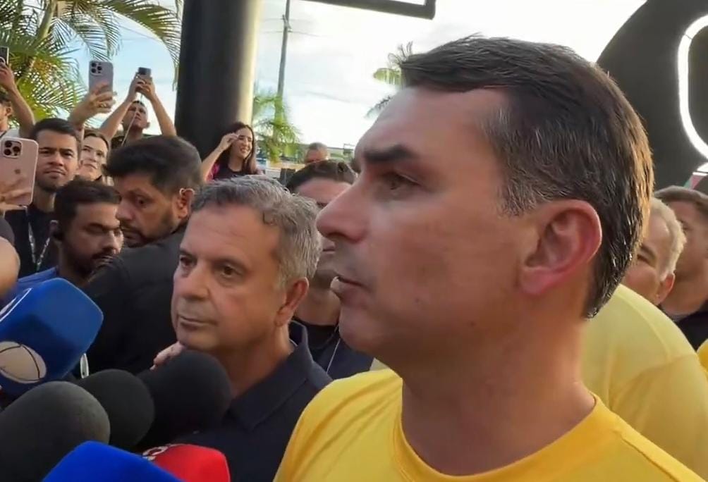 Flávio pressiona Justiça para tirar o pai da prisão: ‘Cumpre todos os requisitos’