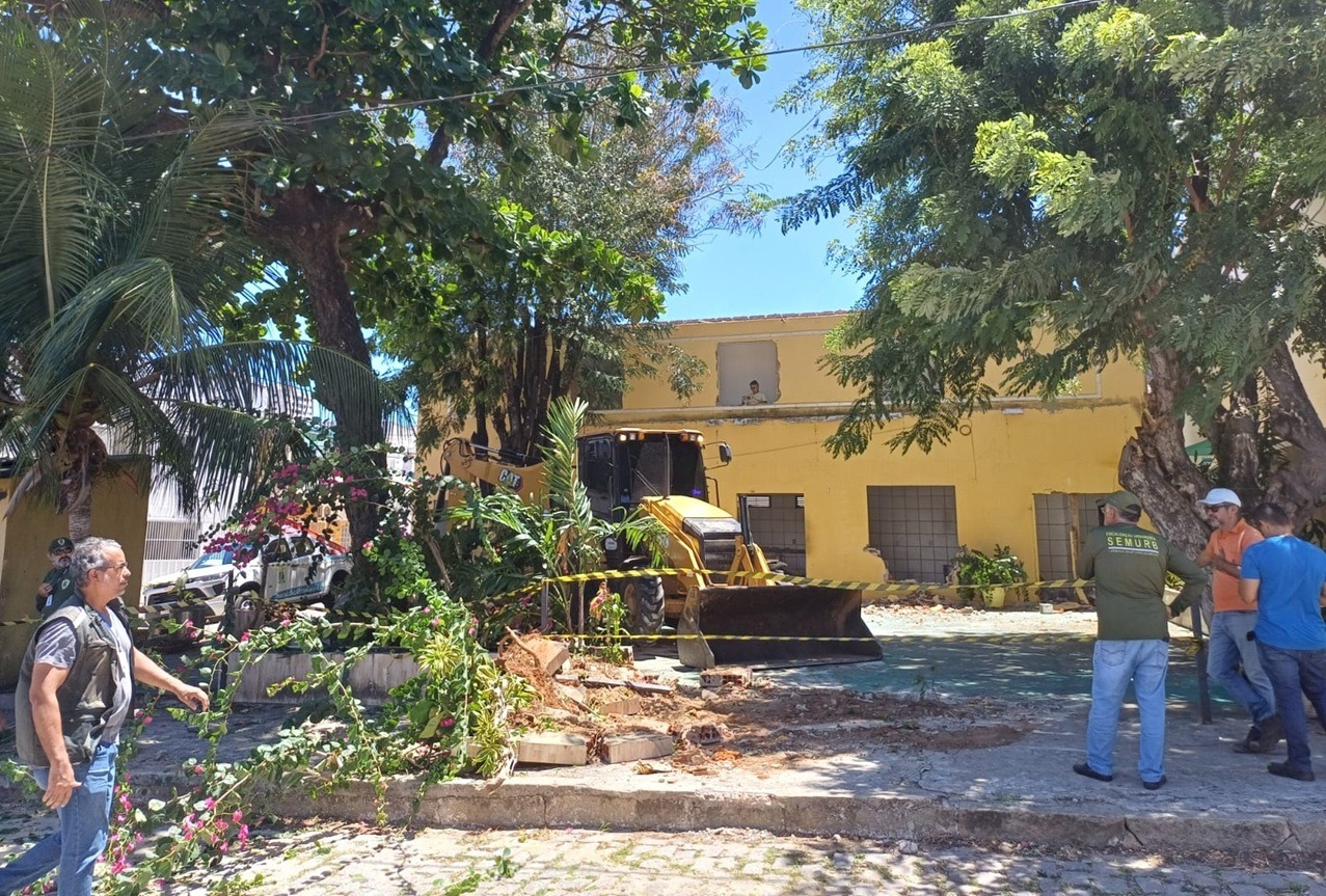 Imóvel construído em área pública é demolido no bairro de Neópolis