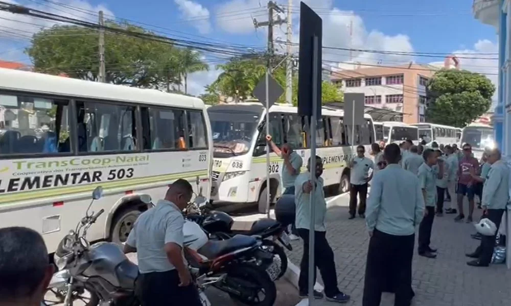 Protesto dos transportes alternativos bloqueia ruas no Centro da capital