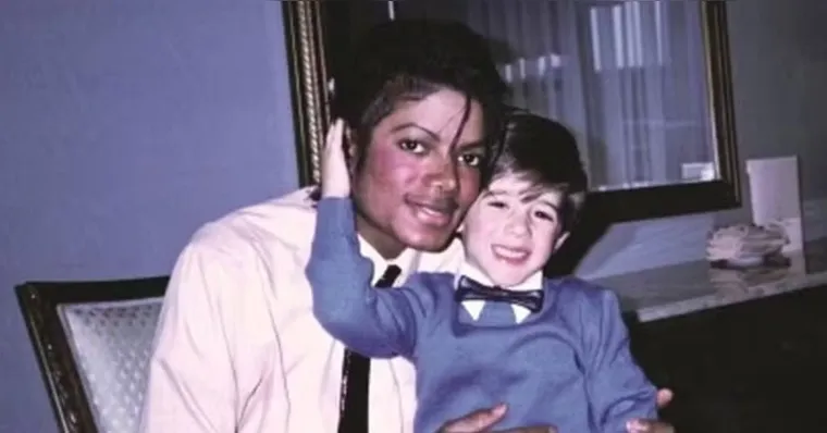 Michael Jackson teria abusado de criança na casa de Elton John