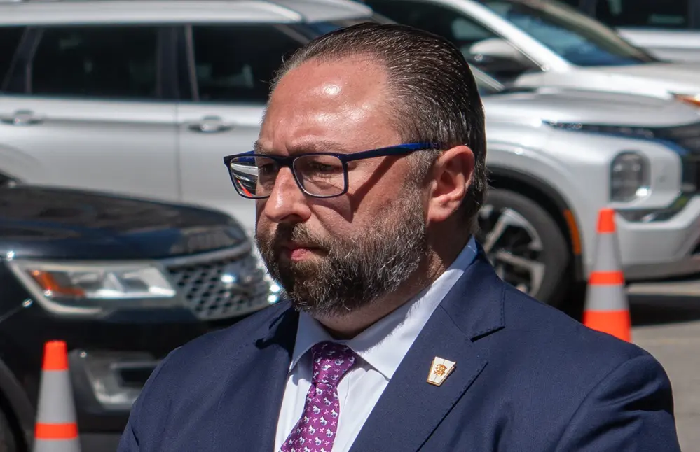 Ex-assessor de Trump repercute notícia britânica que diz que Moraes “está em apuros”