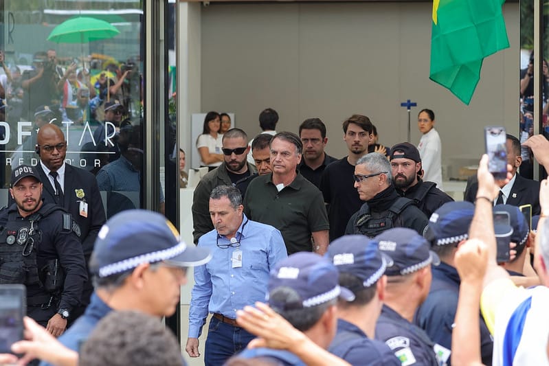 Bolsonaro deixa hospital e inicia pena em prisão domiciliar