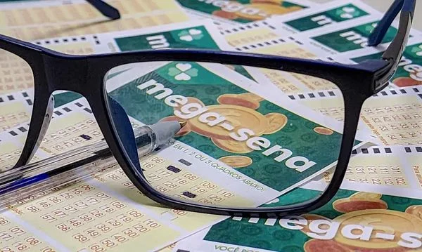 Excluído de bolão da Mega-Sena premiado com R$ 206 milhões, idoso recebe valor dois anos depois