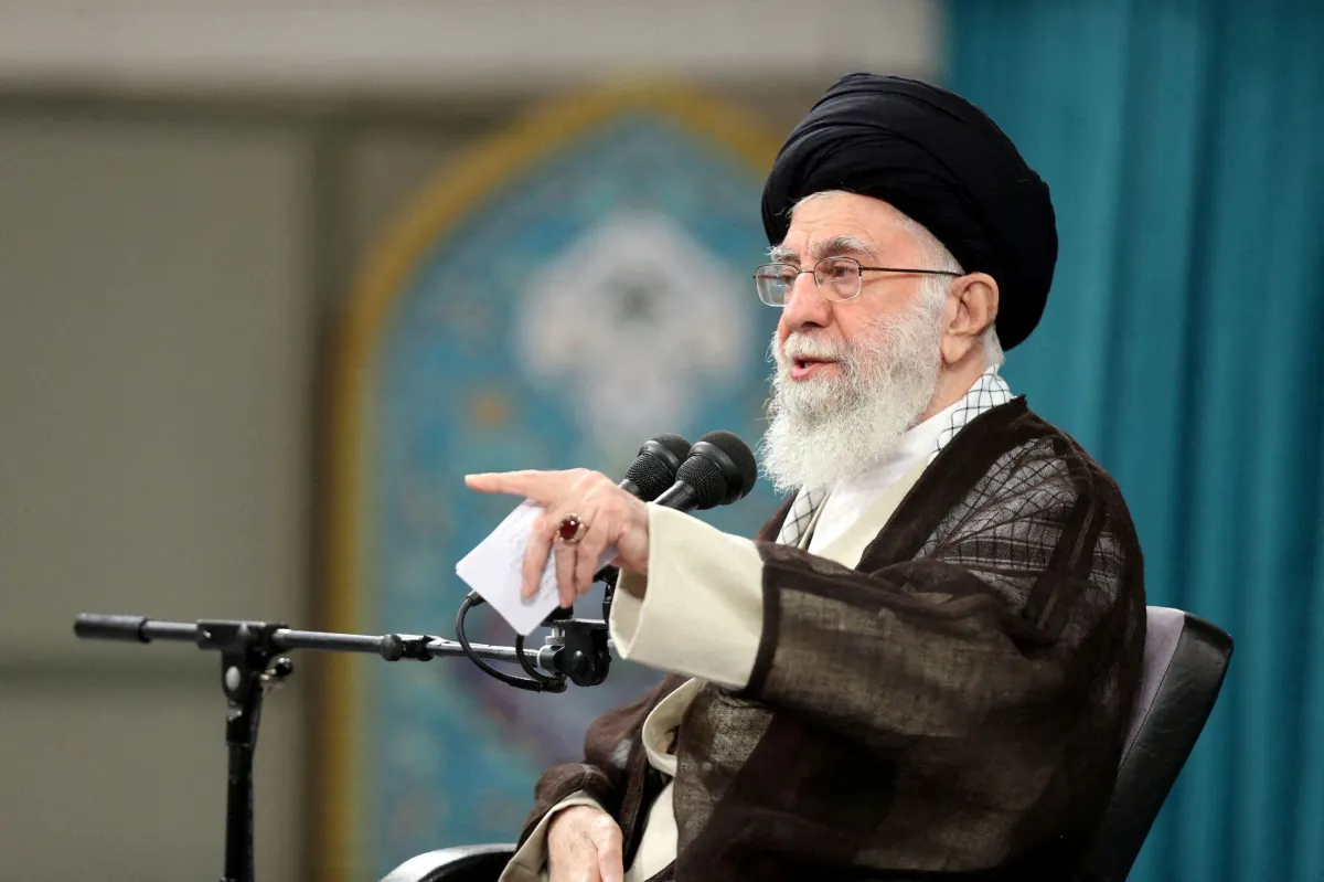 Exército israelense afirma ter destruído avião usado por Ali Khamenei