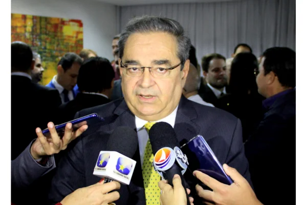 Álvaro Dias defende um nome de consenso para o mandato-tampão