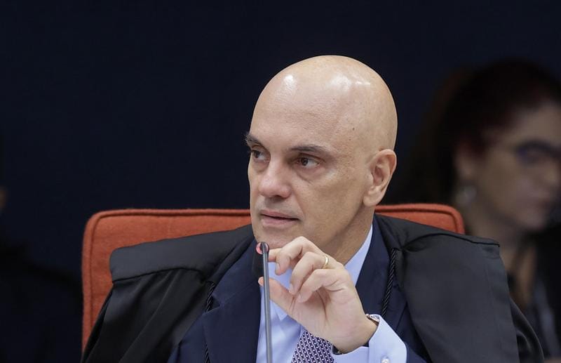 Defesa acusa Moraes de tentar revelar fontes após operação contra jornalista