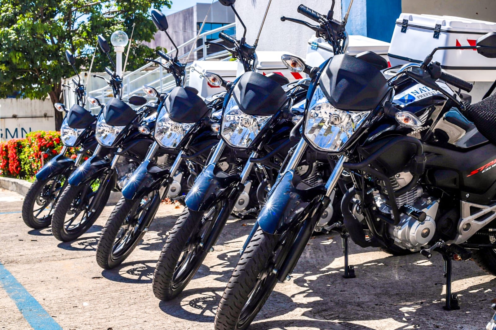 Gestão Paulinho Freire amplia eficiência da iluminação pública com novas motos de fiscalização