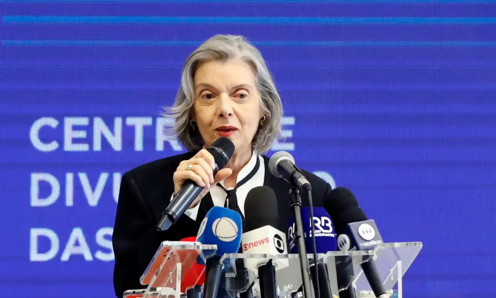 Cármen Lúcia diz ter recebido aviso de bomba para matá-la