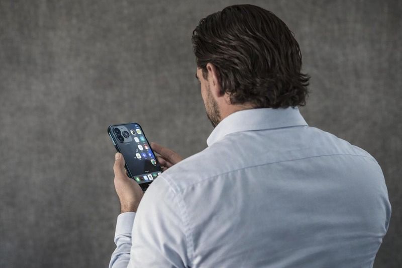 Celular de Vorcaro: Senador aparece de sunga em poses sensuais com modelo loira