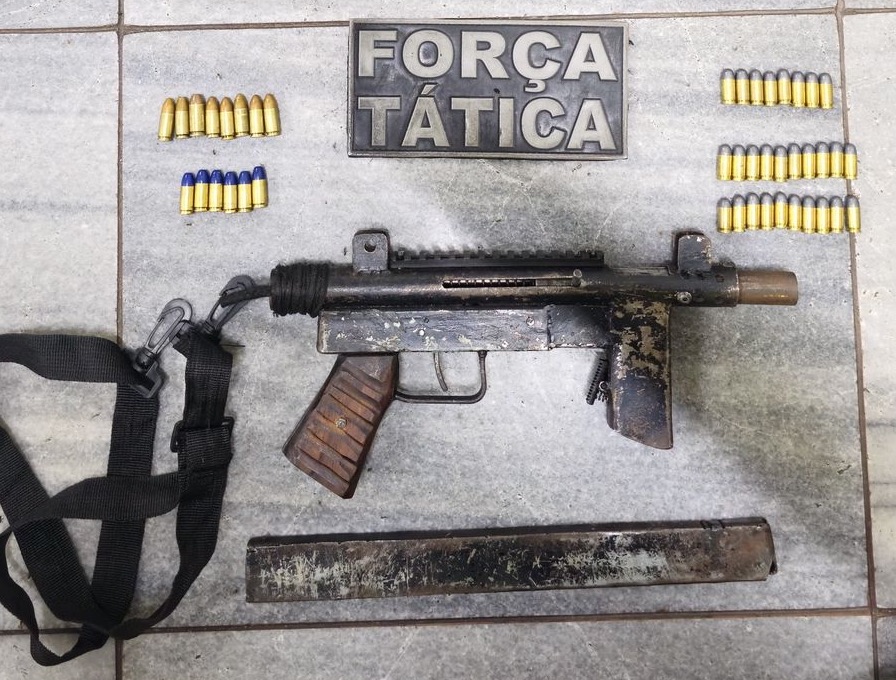 Suspeito é flagrado com submetralhadora caseira, drogas e munições em bairro de Natal