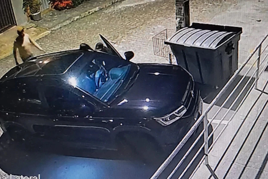 Criminosos roubam carro com família e bebê em frente a padaria na Zona Sul de Natal