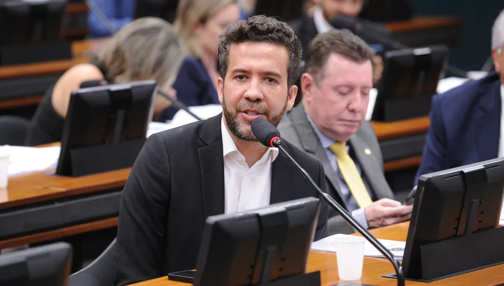 Janones promete campanha “mais baixa que a anterior” contra Flávio Bolsonaro