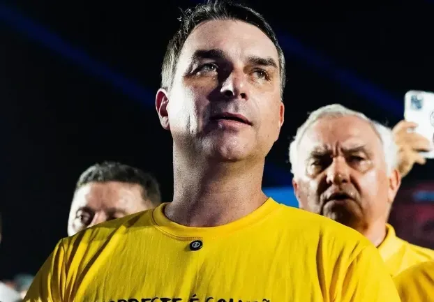 "Menos tributos": Flávio Bolsonaro defende redução de impostos e mais eficiência do governo