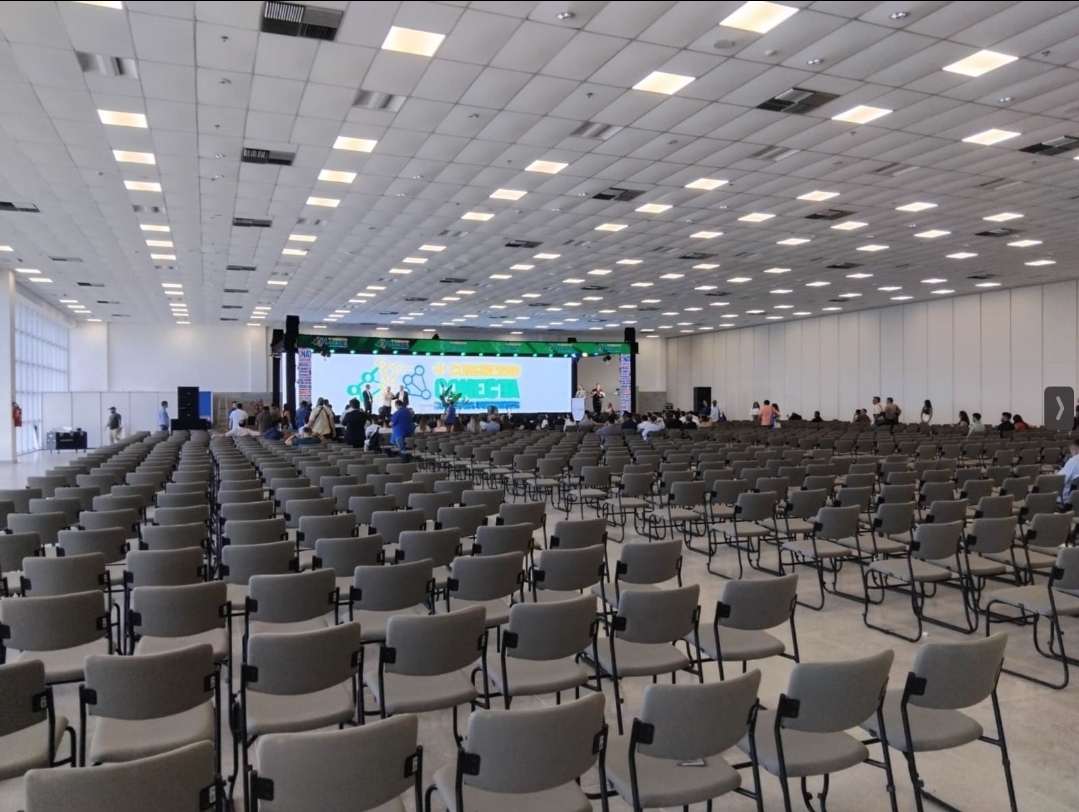 Fracasso: prefeitos ignoram convite e palestra de Allyson esvazia no Centro de Convenções