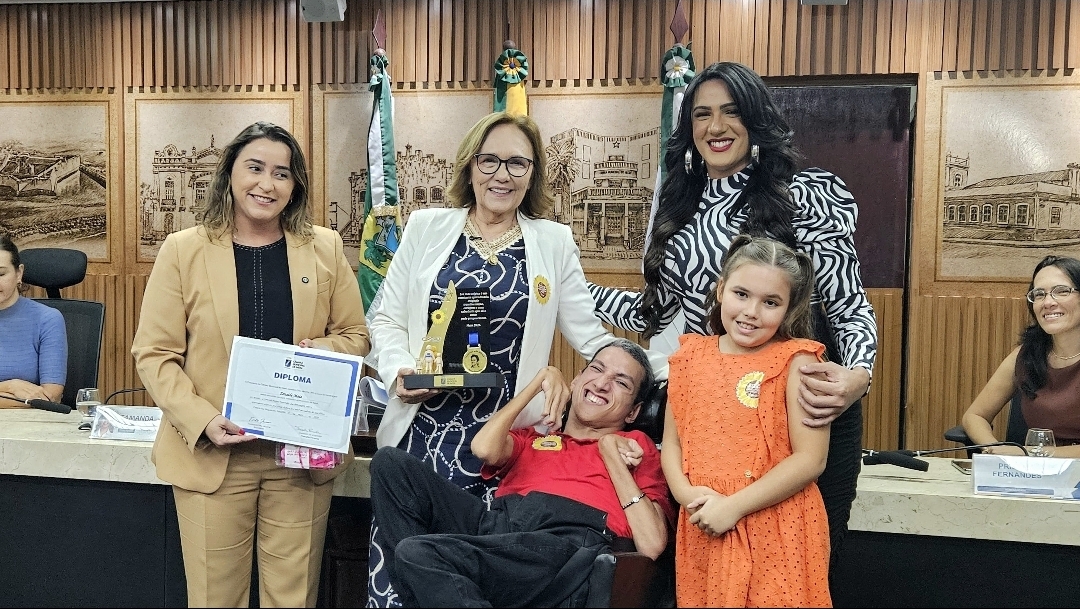 Senadora Zenaide Maia é agraciada com a Comenda Mãe Atípica em sessão solene na CMN