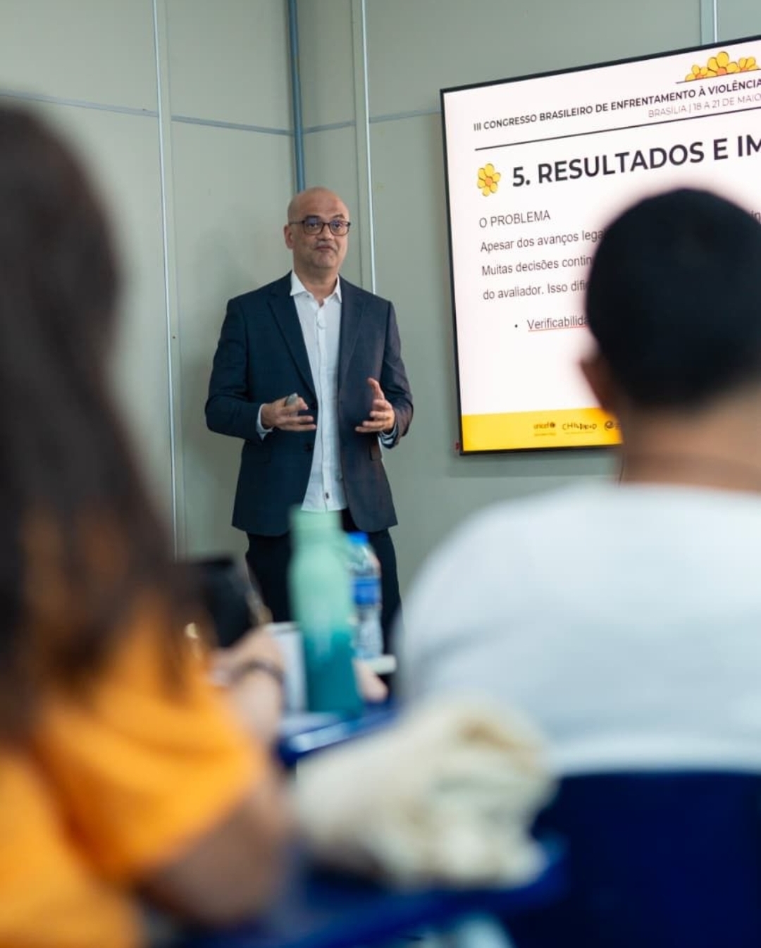 Pesquisador potiguar é interrompido por aplausos ao defender rigor científico em congresso nacional sobre proteção infantil
