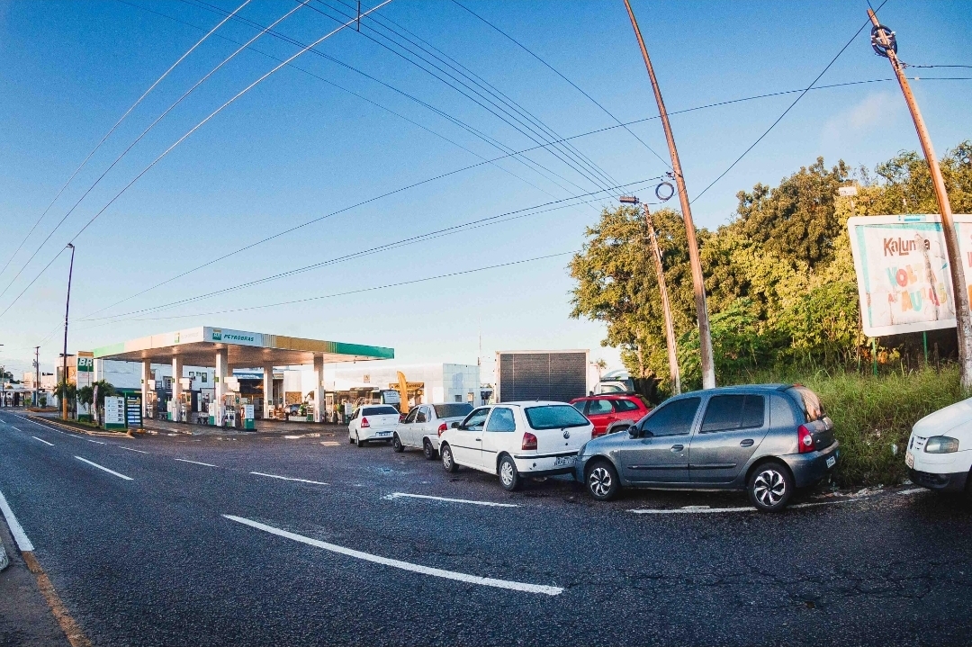 Filas quilométricas marcam início do Dia Livre de Impostos em Natal com gasolina a R$ 4,49
