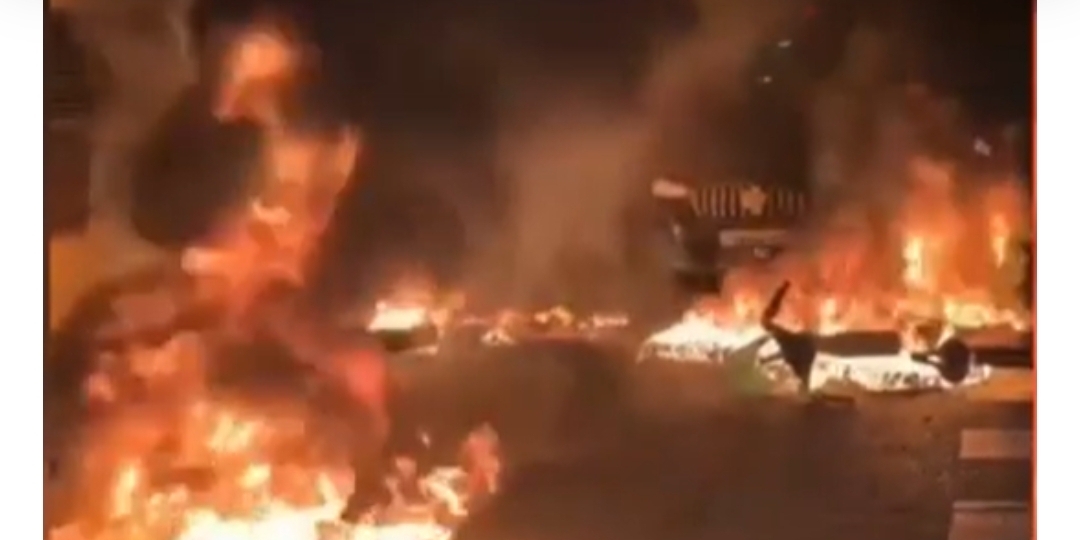Vídeo: noite de terror em Paris: Festa do título do PSG vira praça de guerra com carros incendiados