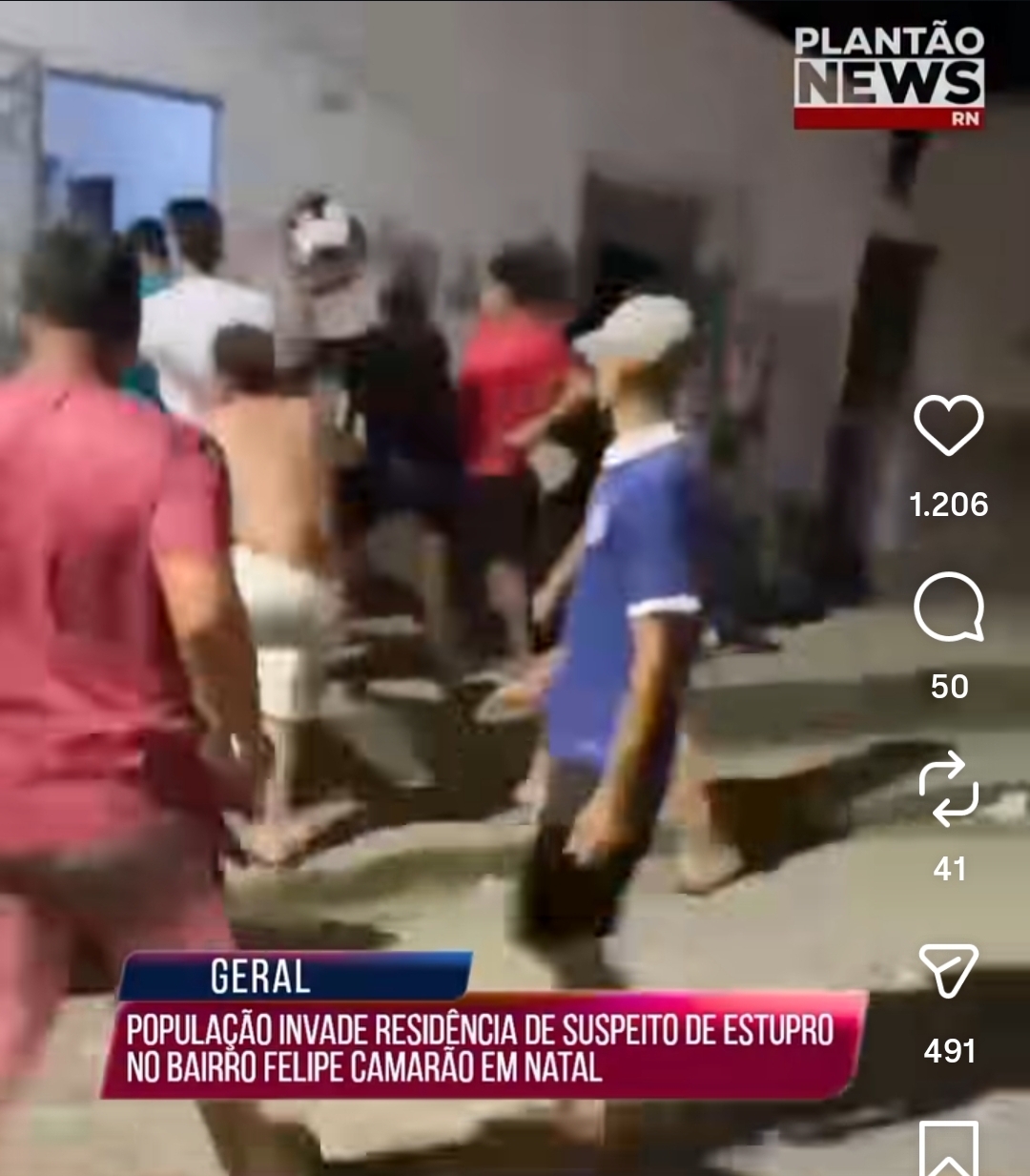 Vídeo: populares invadem casa e dão surra em acusado de estuprar crianças em Felipe Camarão